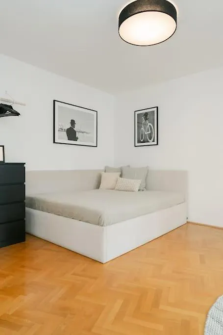 Apartment Hip Apt Perfect For 4 Or 6, Great District, Metro Vienna