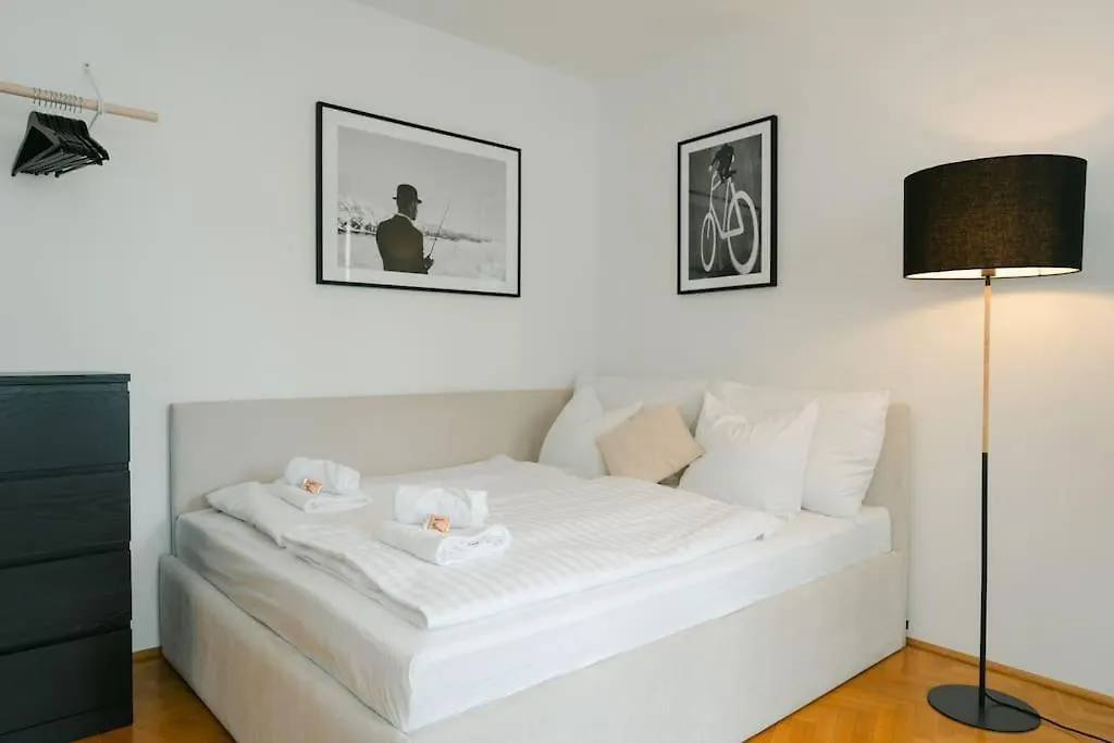 Hip Apt Perfect For 4 Or 6, Great District, Metro Vienna