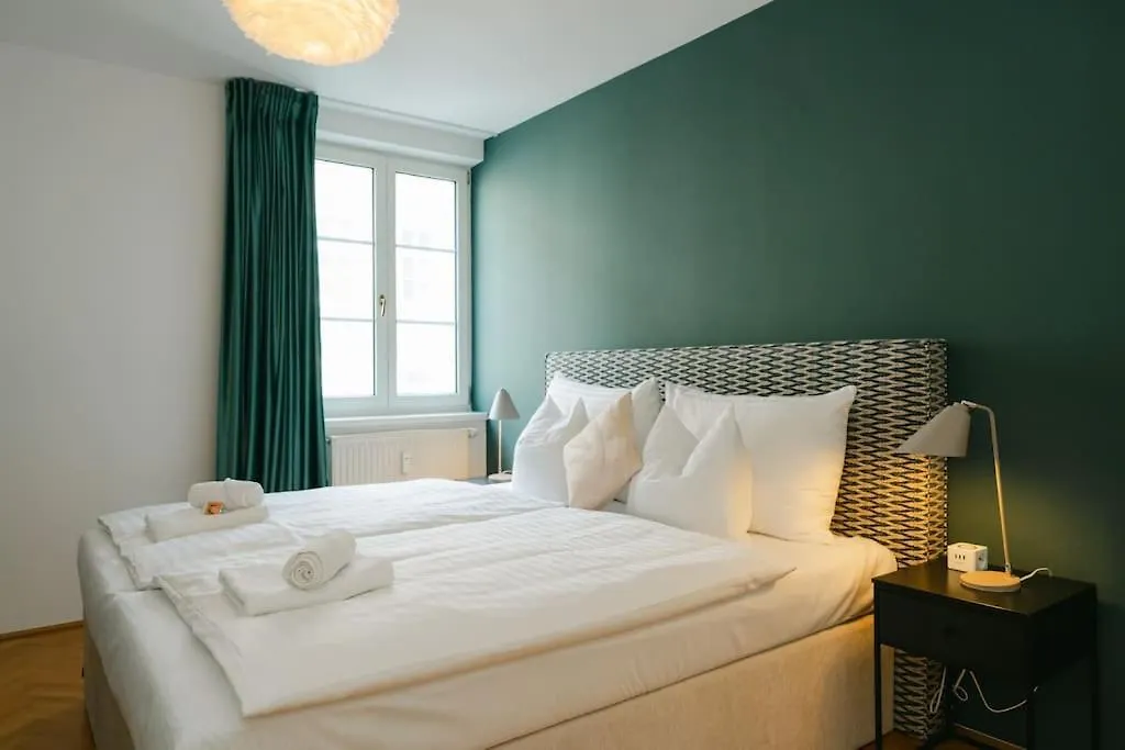 Hip Apt Perfect For 4 Or 6, Great District, Metro Vienna Apartment