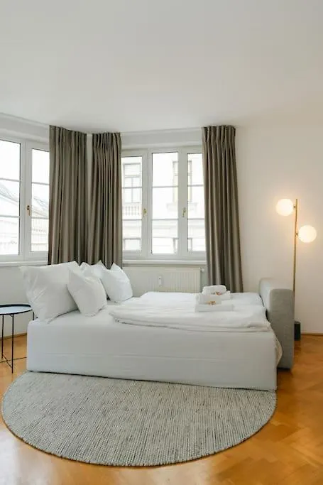 Hip Apt Perfect For 4 Or 6, Great District, Metro Vienna 0*,