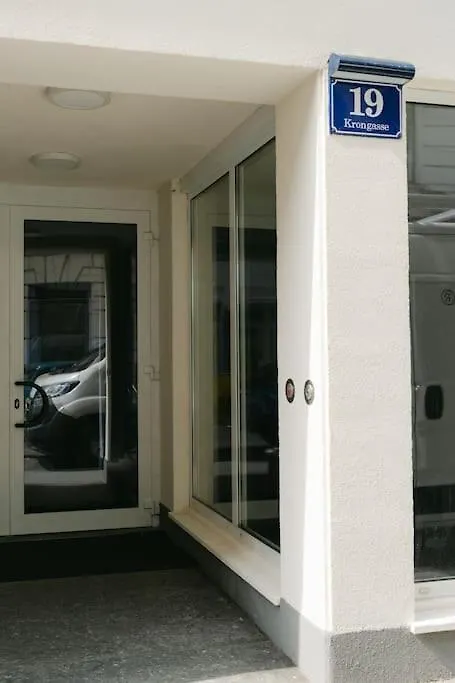 Hip Apt Perfect For 4 Or 6, Great District, Metro Vienna