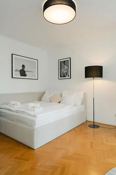Hip Apt Perfect For 4 Or 6, Great District, Metro Vienna Austria