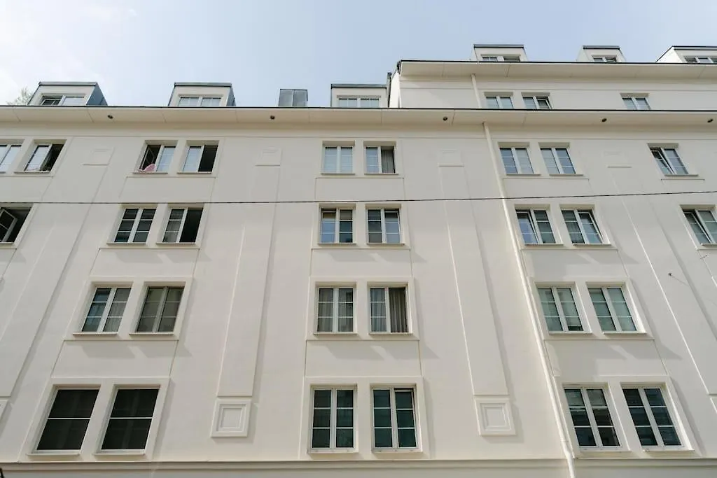 Hip Apt Perfect For 4 Or 6, Great District, Metro Vienna Apartment