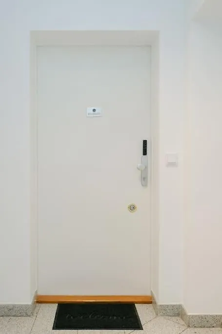 Hip Apt Perfect For 4 Or 6, Great District, Metro Vienna Austria