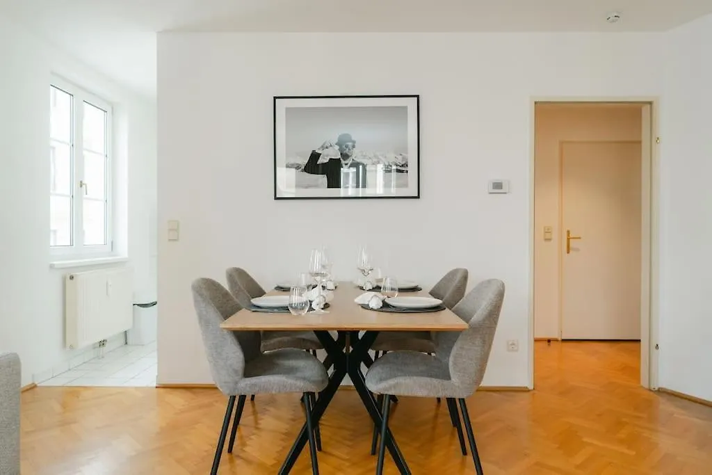 Hip Apt Perfect For 4 Or 6, Great District, Metro Vienna Apartment