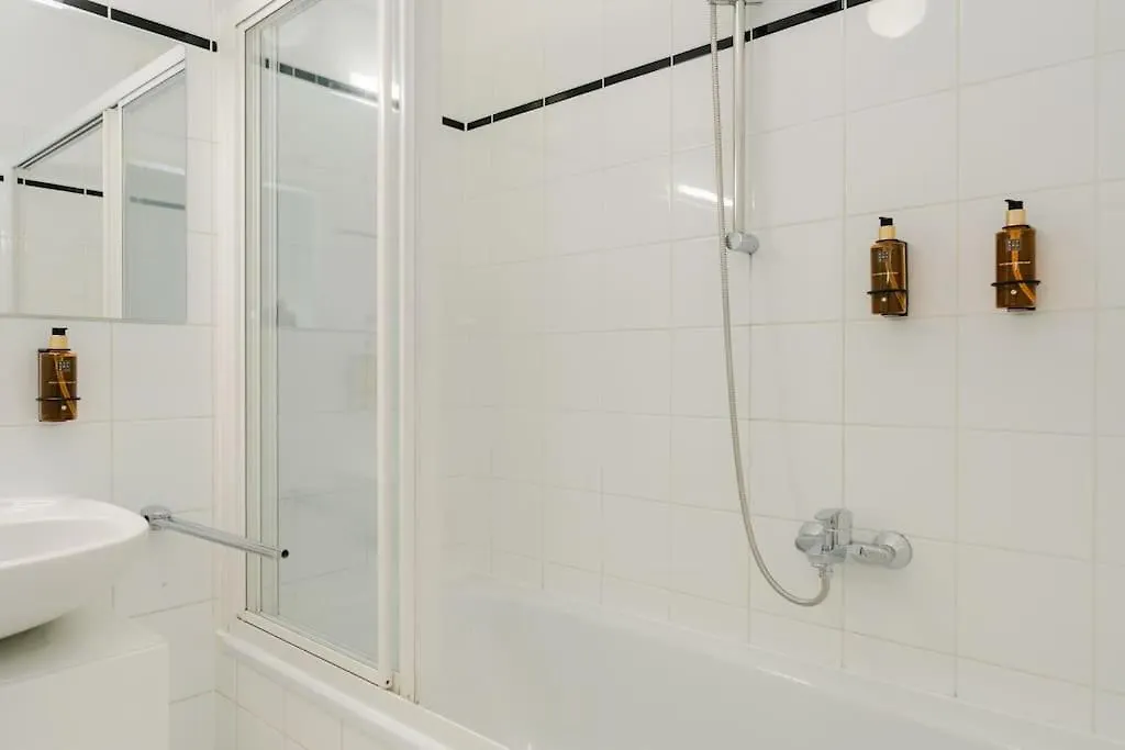 Hip Apt Perfect For 4 Or 6, Great District, Metro Vienna