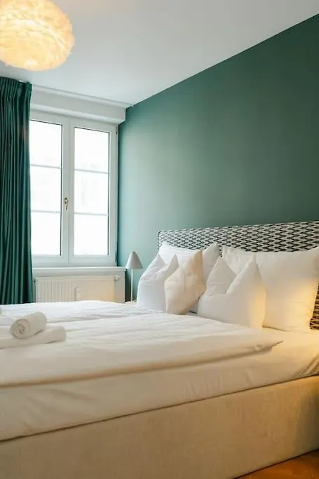 Hip Apt Perfect For 4 Or 6, Great District, Metro Vienna 0*,