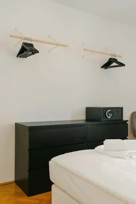 Hip Apt Perfect For 4 Or 6, Great District, Metro Vienna 0*,  Austria