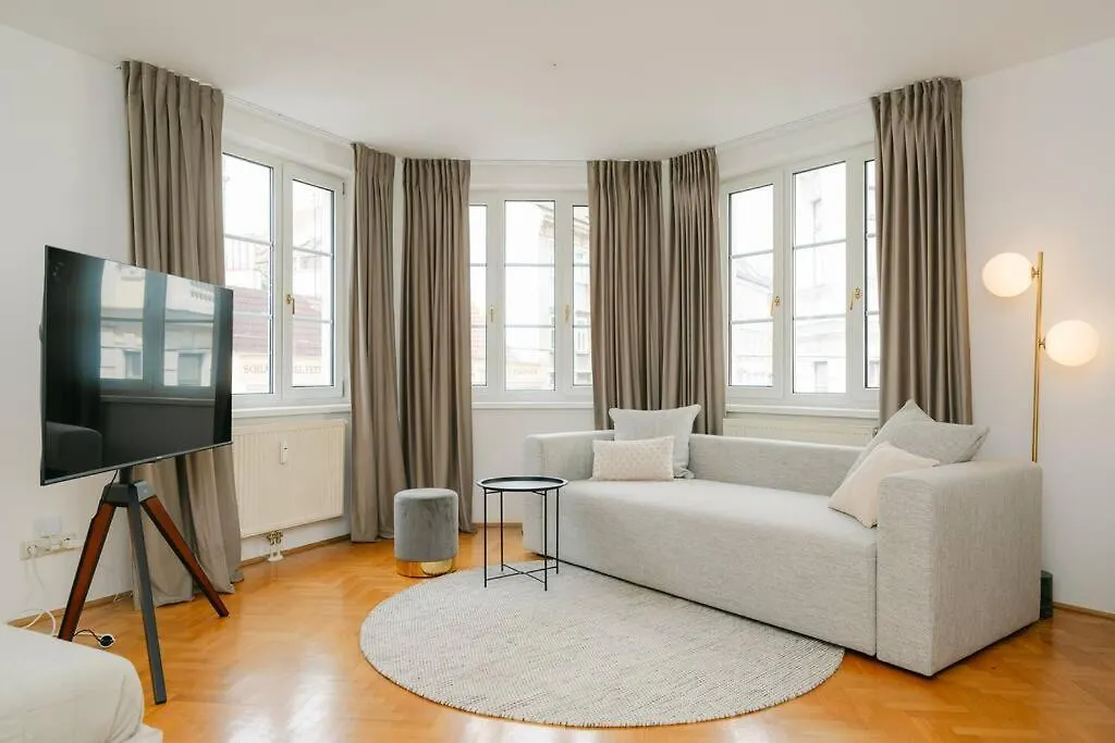 Hip Apt Perfect For 4 Or 6, Great District, Metro Vienna