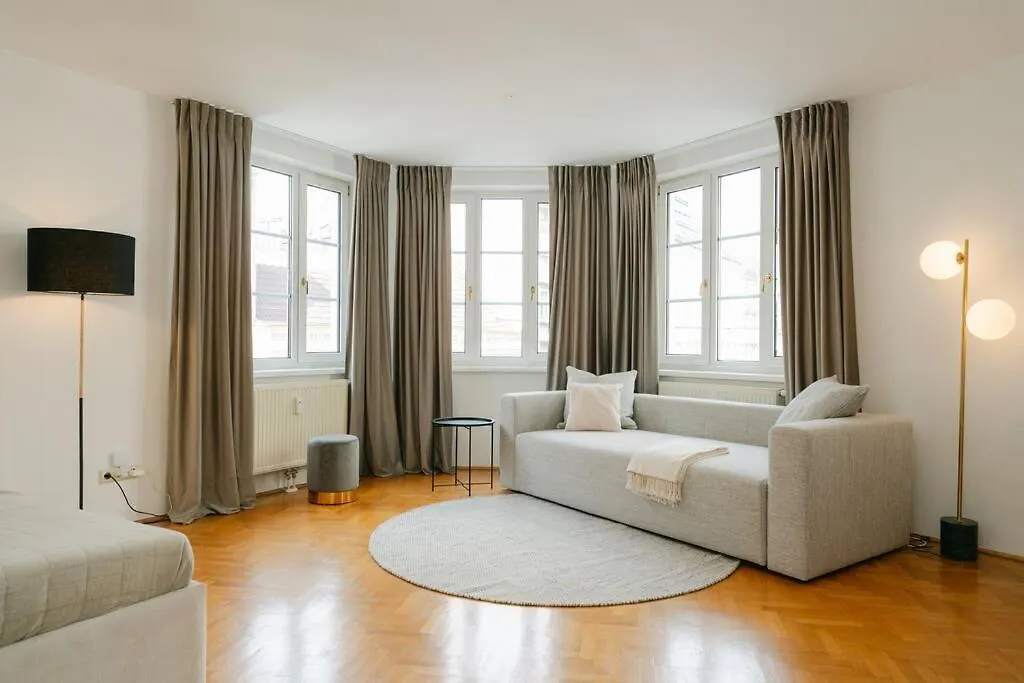 Hip Apt Perfect For 4 Or 6, Great District, Metro Vienna